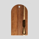 Hnedá doska na krájanie a servírovanie z akáciového dreva s čiernym nožom z nehrdzavejúcej ocele.