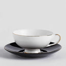 Čierno biela šálka s podšálkou.