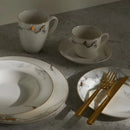 Biely hrnček z porcelánu.