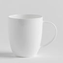 Biely porcelánový hrnček.