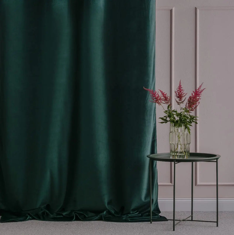 Zelený polyesterový záves.