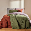 Zelené bavlnené obliečky zdobené jemným vzorom