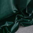 Zelený polyesterový záves.