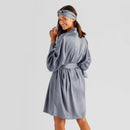 Sivý dámsky župan.