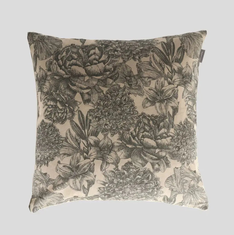 Béžová bavlnená obliečka na vankúš. 