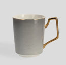 Čierny porcelánový hrnček so zlatým uškom.