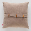 Hnedá obliečka na vankúš.