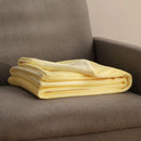 Žltá polyesterová deka. 