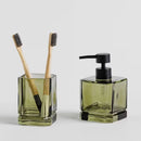 Zelený kúpeľňový pohár.