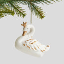 Biela vianočná vianočná ozdoba v podobe labute so zlatými prvkami.