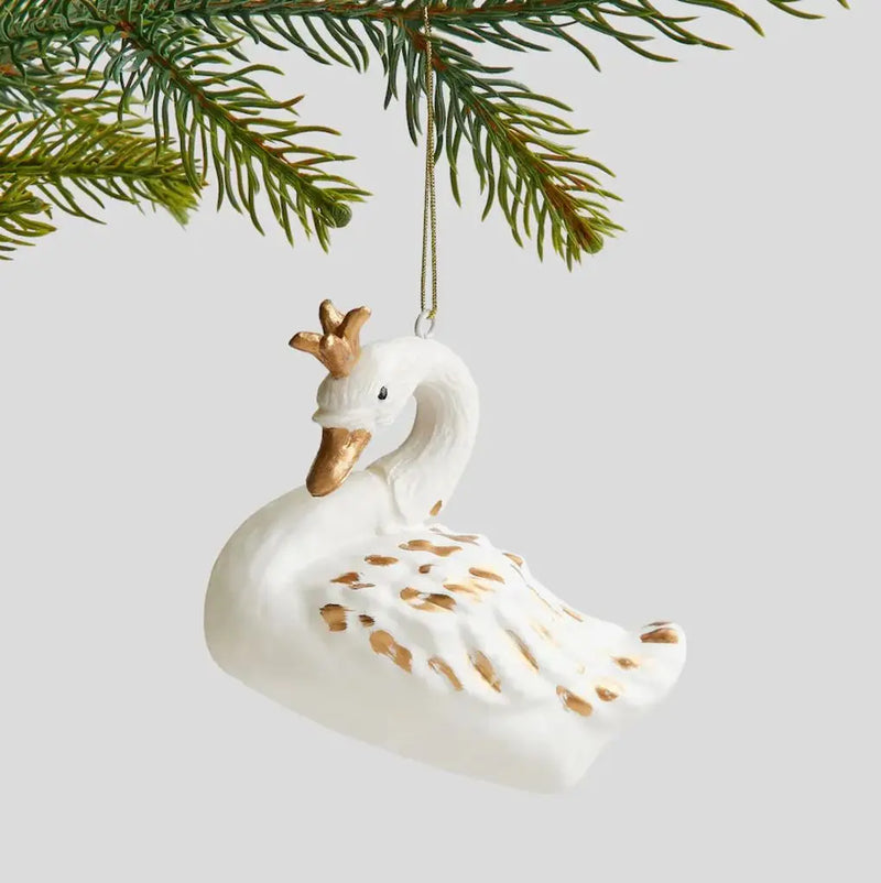 Biela vianočná vianočná ozdoba v podobe labute so zlatými prvkami.