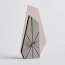 Sivé stojace hodiny.