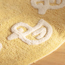 Žltý detský koberec.