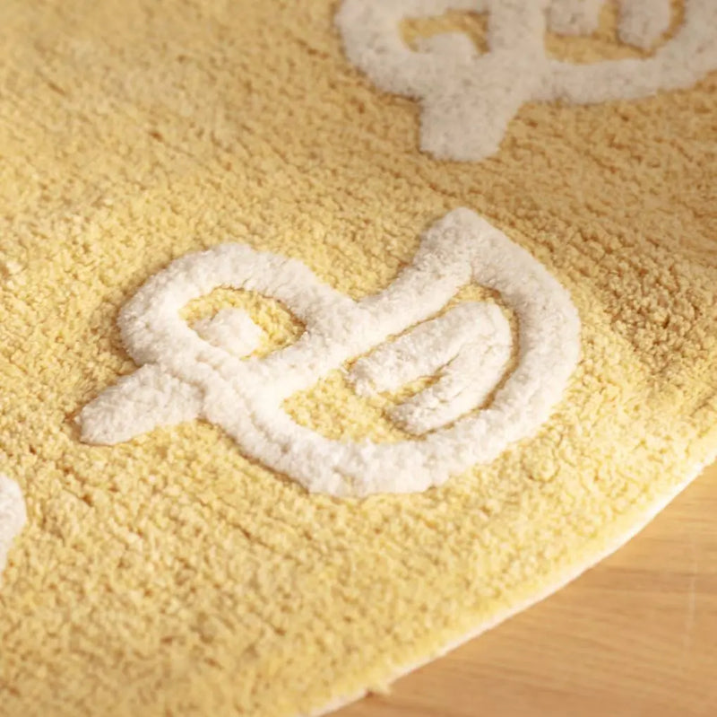 Žltý detský koberec.