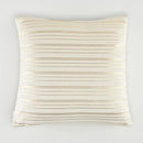 Béžová obliečka na vankúš.