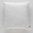 Sivá obliečka na vankúš s kvetom.