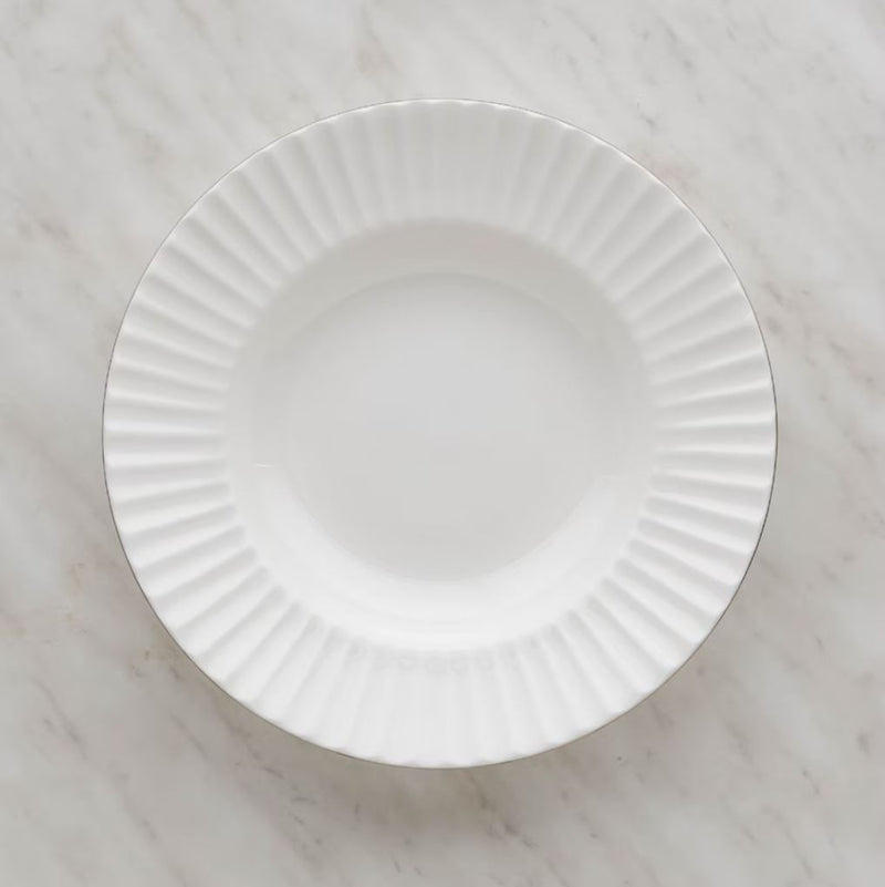 Biely hlboký tanier.