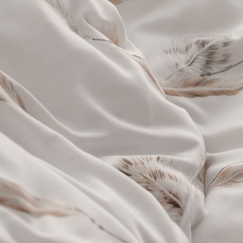 Béžové obliečky zo saténovej bavlny so vzorom peria.
