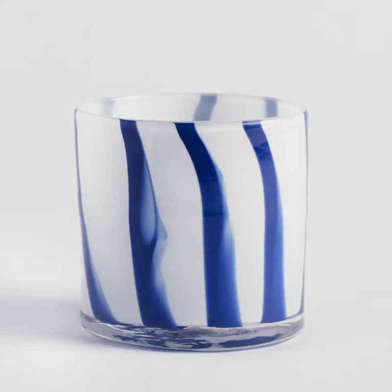 Bielo modrý sklenený svietnik.