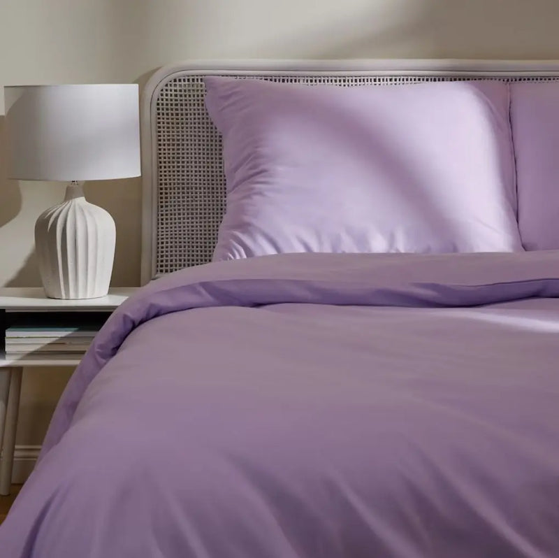 Fialové polyesterové obliečky z mikrovlákna. 