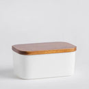 Biela dóza na maslo.