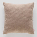 Hnedá obliečka na vankúš.