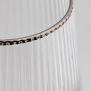 Transparentný pohár na víno so strieborným lemom.