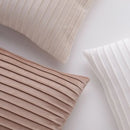 Béžová obliečka na vankúš.