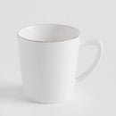 Biely porcelánový hrnček.