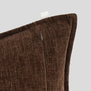 Hnedá obliečka na vankúš.