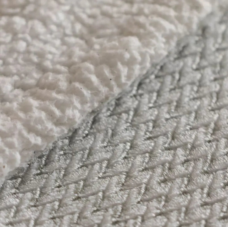 Sivá polyesterová deka.