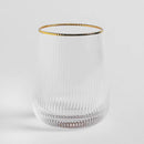 Transparentný pohár so zlatým lemom.