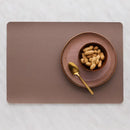 Béžové prestieranie.