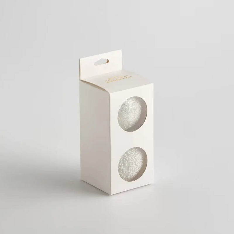 Biele vianočné ozdoby. 