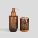 Hnedý dávkovač zo skla a dreva. 