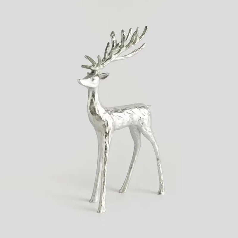 Strieborná vianočná figúrka v podobe jeleňa. 