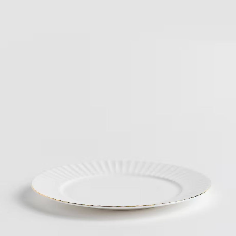 Biely dezertný tanier.