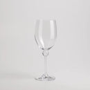 Transparentný pohár na víno.