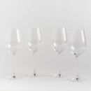 Transparentná sada pohárov na víno.