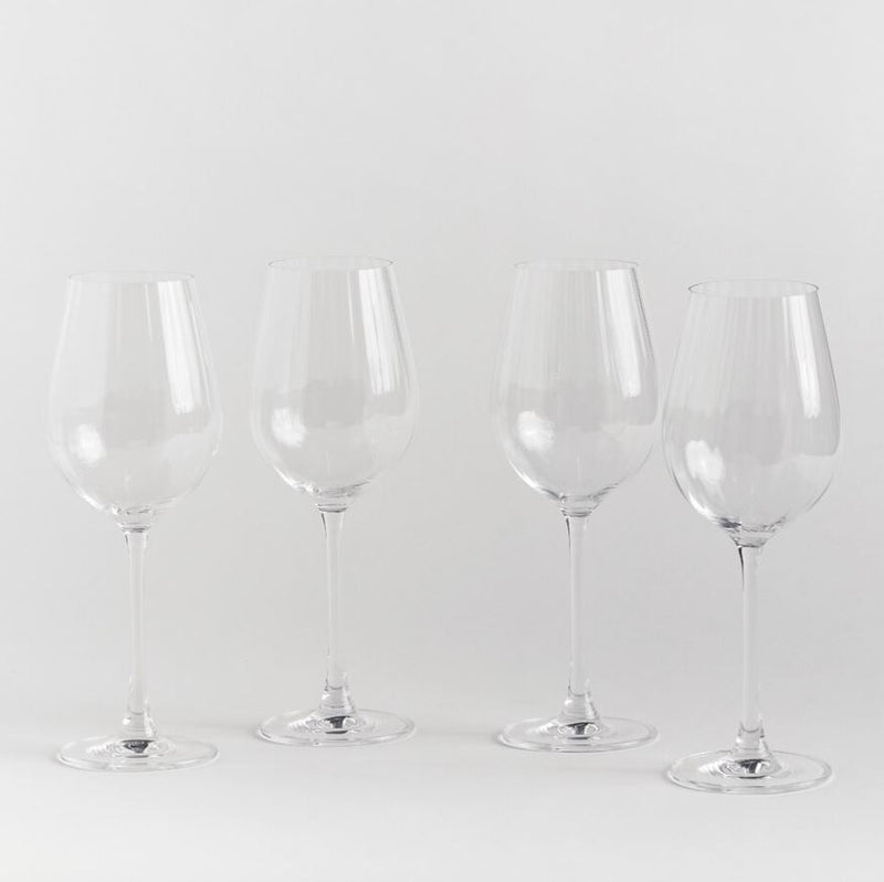 Transparentná sada pohárov na víno.
