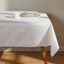 Biely polyesterový obrus v pridanou viskózou. 