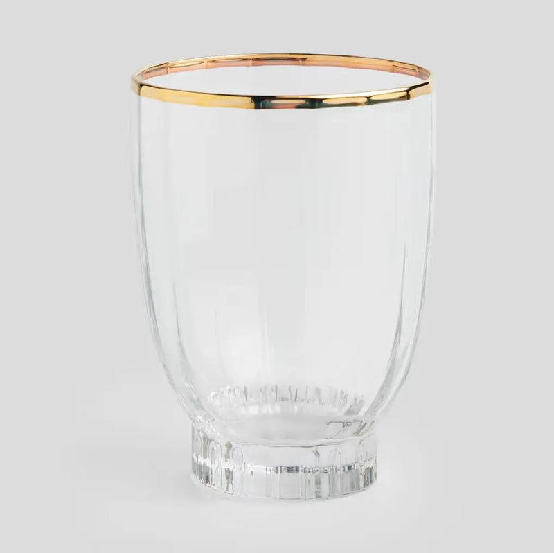 Transparentný pohár so zlatým lemom.