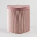 Ružový kôš na bielizeň.