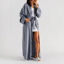 Sivý dámsky župan.