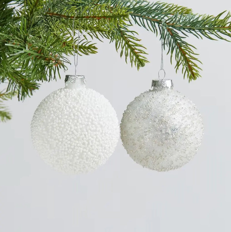 Biele vianočné ozdoby. 