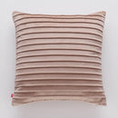 Béžová obliečka na vankúš.