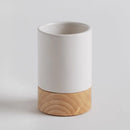 Biely kúpeľňový pohár.