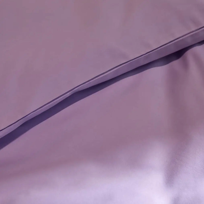 Fialové polyesterové obliečky z mikrovlákna. 