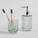 Zelený kúpeľňový pohár.