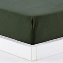 Zelená plachta s gumkou.